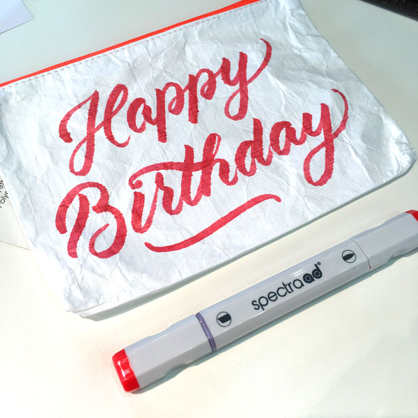Happy Birthday auf Tasche geschrieben